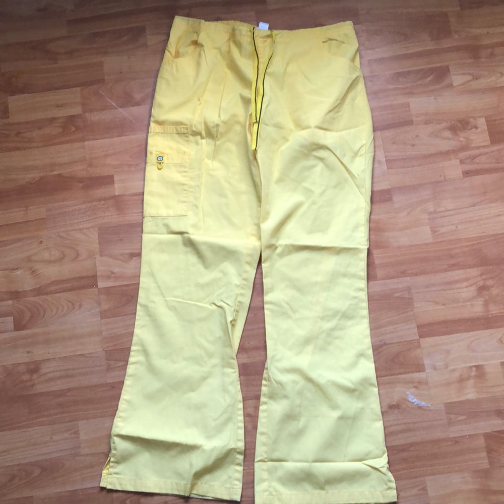⭐️Yellow Scrub pants⭐️
